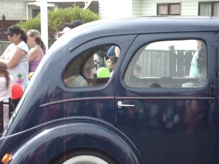 Old Cars in Levin Christmas Parade 2011 - Resource cover image