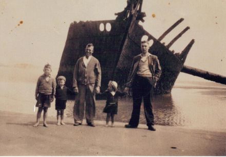 Ernie & others with the Hydrabad 1942
