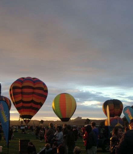 Balloons 2011 - Sat afternoon Balloons and crowd in the setting sun at Donnelly Park, Levin