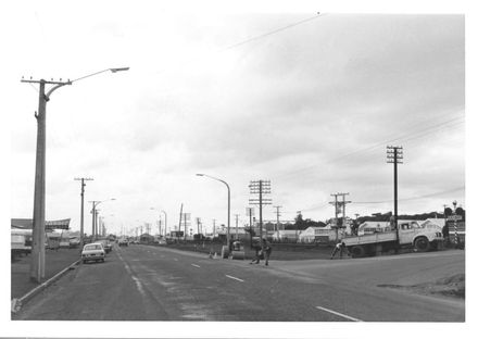 Southern approach to Levin, Tararua Rd. crossing, 1971 - Resource cover image