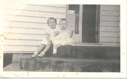 Christene and Kathryn Elliot, 1959 -1960 - Resource cover image