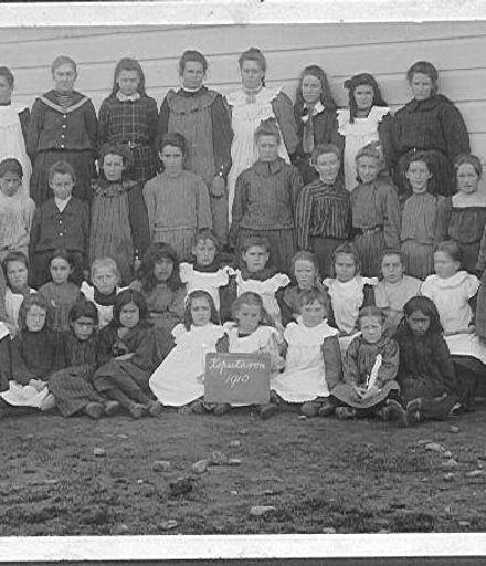 Koputaroa School group, 1910