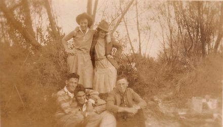Lucy Crotty and friends picnicing, 1925-30