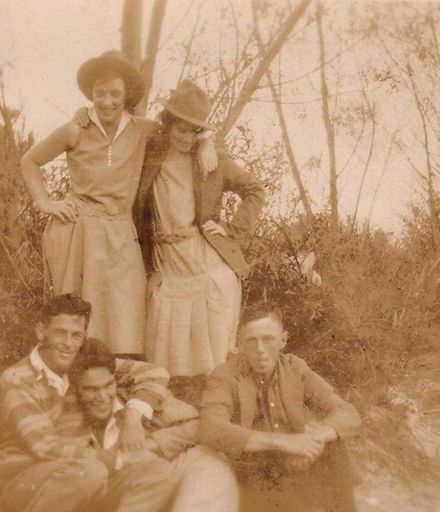 Lucy Crotty and friends picnicing, 1925-30