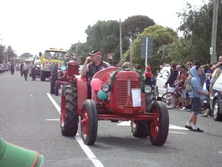 Old Red Tractor in Levin Christmas Parade 2011 - Resource cover image