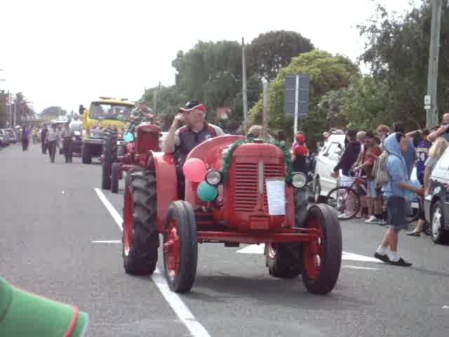 Old Red Tractor in Levin Christmas Parade 2011 - Resource cover image