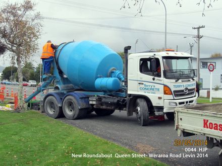 New Roundabout  Queen Street- Weraroa Road Levin 2014  HJP_0044 - Resource cover image