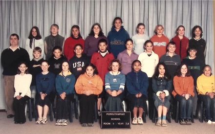 Poroutawhao School Senior Class Photo 2002 - Resource cover image