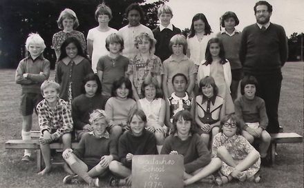 Poroutawhao School Room 2 Class Photo 1975