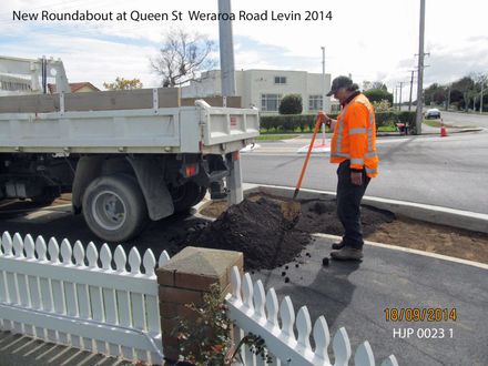 New Roundabout at Queen St  Weraroa Road Levin 2014 HJP 0023 1 - Resource cover image