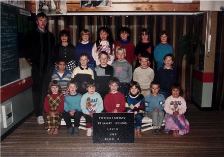 Poroutawhao School Room 4 Class Photo 1989