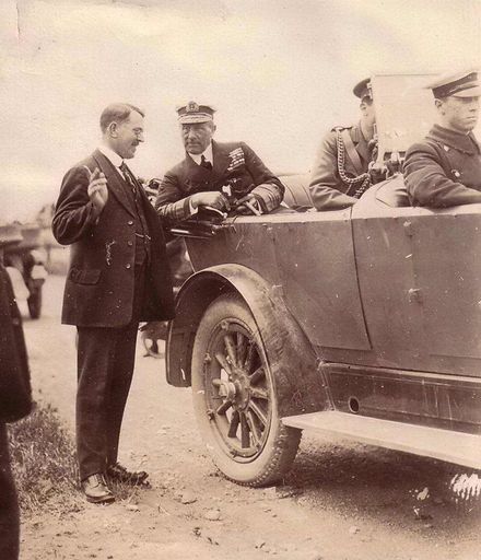 Mr Prows-Broad welcomes Admiral Jellicoe, 1921