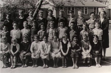 Poroutawhao School Primer 4-Standard 2 Class Photo 1963 - Resource cover image