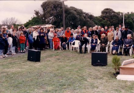 Flax walk opening - dignitaries and crowd, 1990