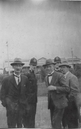 Bill Brown with 4 men near Shannon Railway Station, 1924