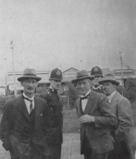 Bill Brown with 4 men near Shannon Railway Station, 1924