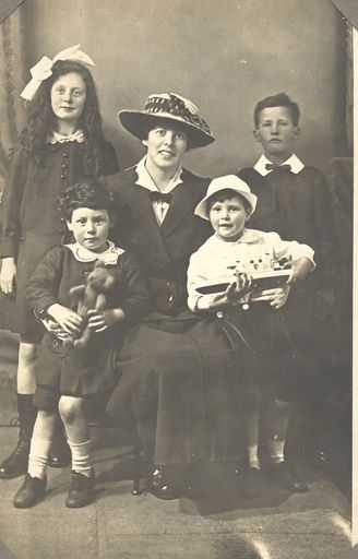 Mother and children c1914-18. - Resource cover image