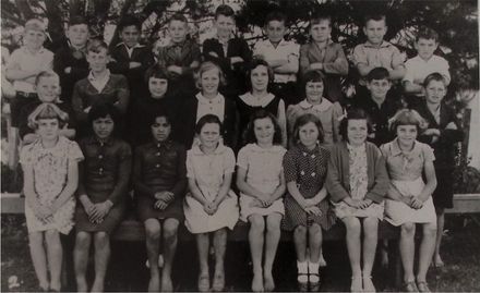Poroutawhao School Middle Class Photo 1939 - Resource cover image