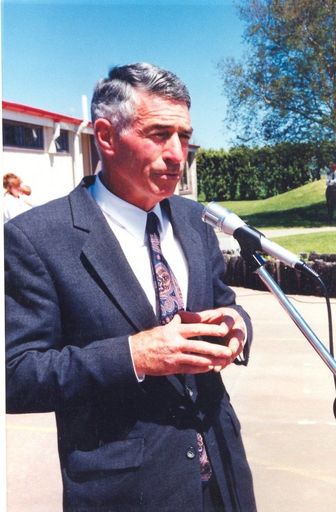 Mr Malcolm Guy (Mayor of Levin) speaking at official opening of the reunion