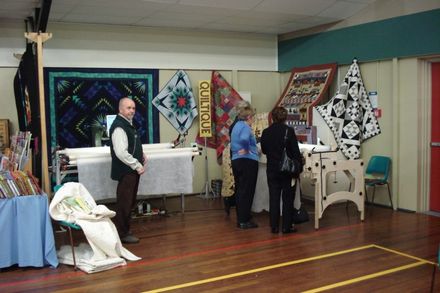 Quiltique sales table