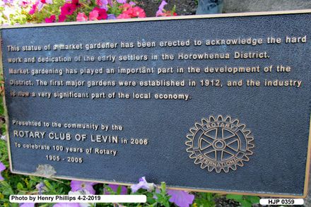 HJP 0359 Bronze plaque beside chinese Gardener in garden, Oxfors Street Levin 4-2- 2019