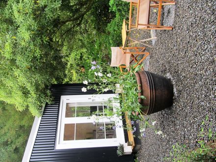 Garden 7 A delightful sewing room in the garden - Resource cover image