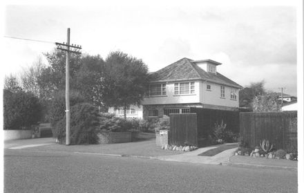Residence of Mr J.G. Douglas, 222 Cambridge St., 1977