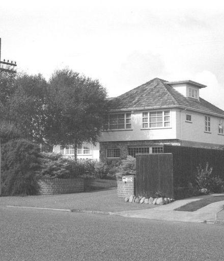 Residence of Mr J.G. Douglas, 222 Cambridge St., 1977