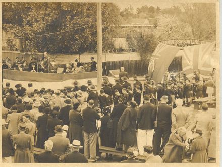 Sir Bernard Freyburg unveiling RSA Bowling Club Memorial Gates