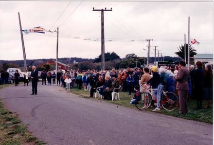 Flax walk opening - Sir Paul Reeves and large crowd, 1990