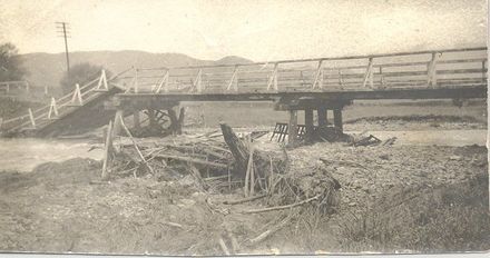 Waikawa Bridge (on main road) after flood, 1922