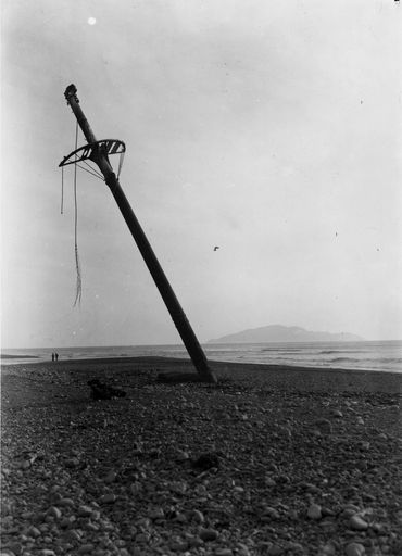 Mast of Shipwrecked 'City of Auckland', Otaki River Mouth