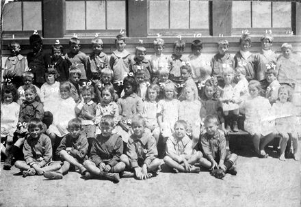Infant class of 44 children at Shannon School, 1917-18