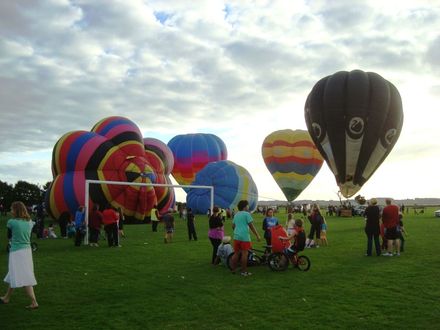 2011 Balloons - Friday afternoon 5 balloons inflating at Donnelly Park Levin - Resource cover image