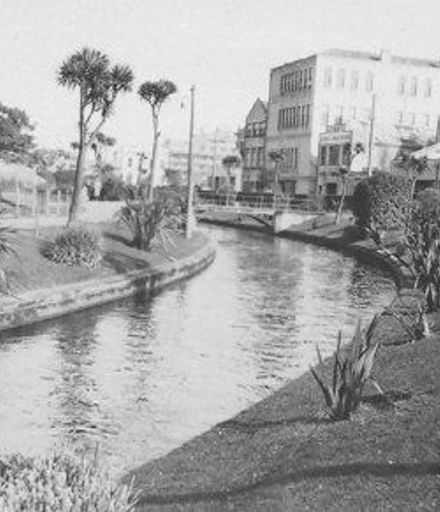 'Contained' stream in unidentified city, 1927 or 1928