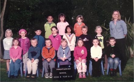 Poroutawhao School Junior Class Photo 2003 - Resource cover image