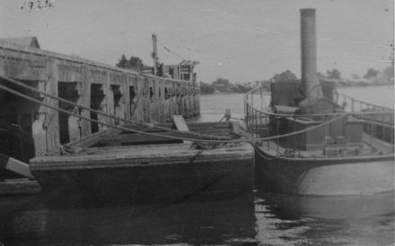 Steamer 'Madi' and Punt