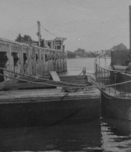 Steamer 'Madi' and Punt