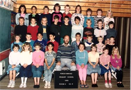 Poroutawhao School Standards 2-4 Class Photo 1990 - Resource cover image