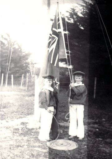 Jack and Rewi Moynihan unfurling the flag, Shannon School, 1901