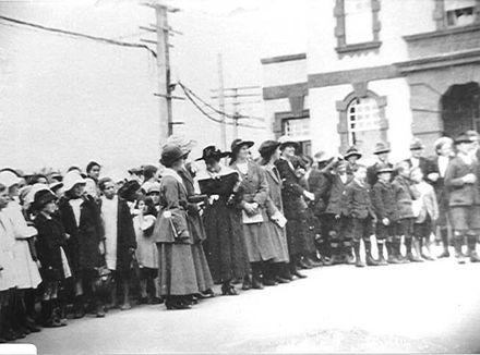 Crowd outside Post Office, Levin, 1918