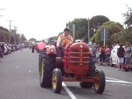 Old Massey Harris and Farmall tractors in Levin Christmas Parade 201 - Resource cover image