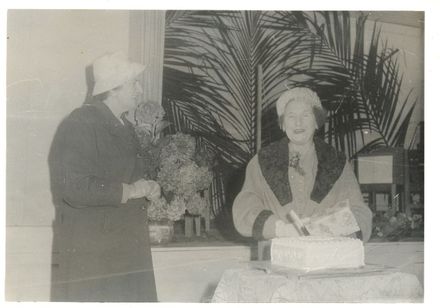 Mrs C. M. O'Sullivan Manakau receives gift Mrs J. N. Bryant