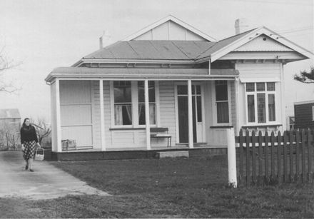 Rose Couling delivering 'Meals-on-wheels' to house in Bryce Street