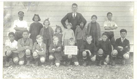 Poroutawhao School 1924 Foundation Class