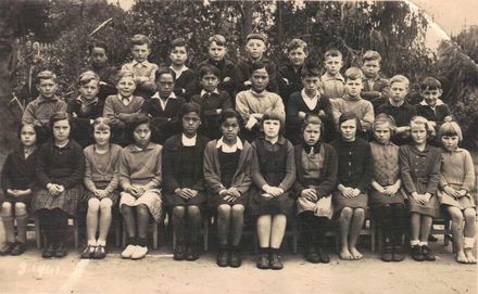 Poroutawhao School Middle Class Photo 1941 - Resource cover image