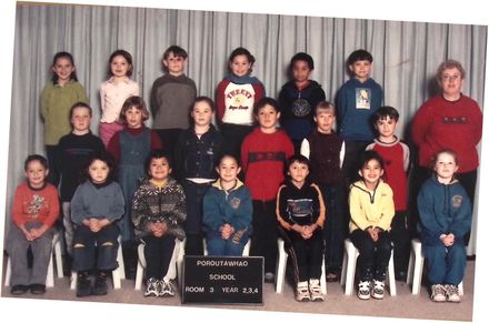 Poroutawhao School Years 2-4 Class Photo 2002