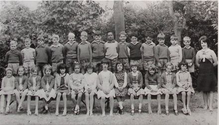 Poroutawhao School Middle 1 Class Photo 1966 - Resource cover image