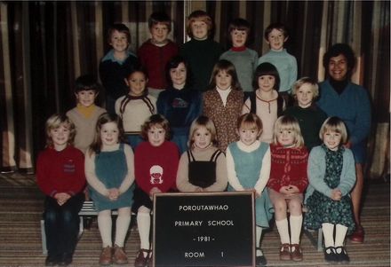 Poroutawhao School Junior Class Photo 1981 - Resource cover image