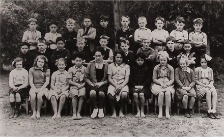 Poroutawhao School Middle Class Photo 1945 - Resource cover image